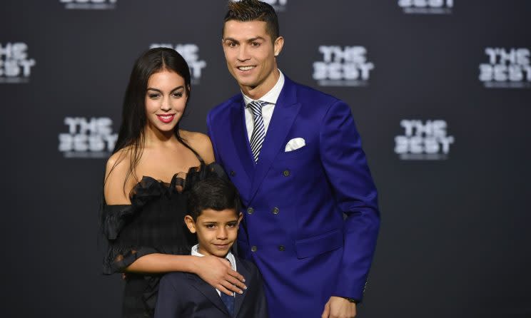 Bald schon zu fünft? Ronaldo (r.), Freundin Georgina Rodriguez (l.) und Sohn Cristiano (Foto: Getty Images)