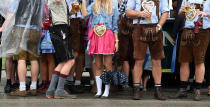 <p>Nein, werte Damen, bei Frauen haben Kniestrümpfe keine Wiesn-Tradition – und sie täuschen auch nicht über die Tatsache hinweg, dass man auf der größten Schuh-Sünde steht, die es auf dem Oktoberfest (na gut, neben Sneakern) überhaupt gibt: Ballerinas. Pfui Deibel. (Bild: AFP) </p>