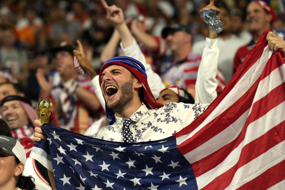 Hinchas animan en las gradas antes del inicio del partido de octavos de final del Mundial entre Holanda y Estados Unidos, en el estadio Jalifa Internacional, en Doha, Qatar, el 3 de diciembre de 2022. En un Mundial marcado por la controversia en lo político, no sorprende que el estilo de los aficionados haya suscitado polémica. En la primera Copa del Mundo que se celebra en Oriente Medio, aficionados de todo el mundo han reinterpretado los tocados y túnicas tradicionales de los países del Golfo Pérsico. (AP Foto/Francisco Seco)