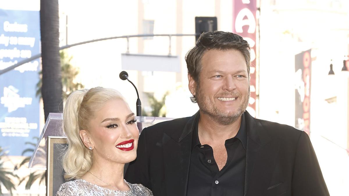 Watch Blake Shelton and Gwen Stefani's affectionate Christmas greeting  video - CBS News