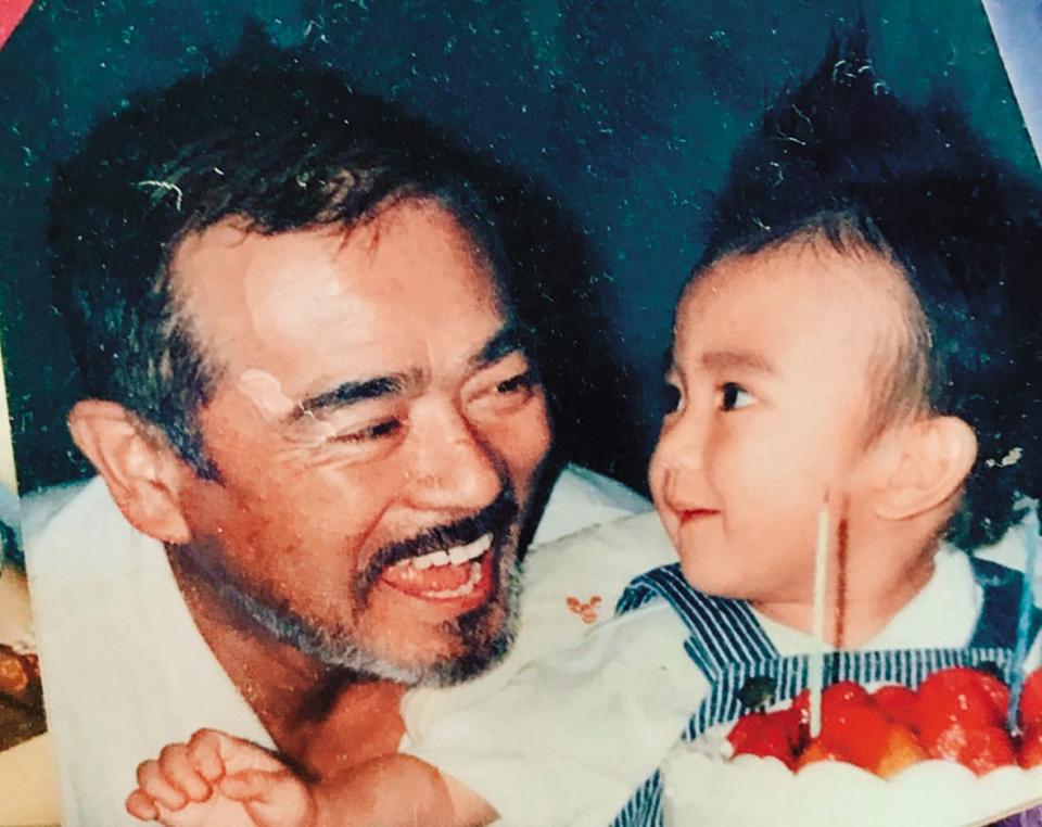 1歲時的新田真劍佑和父親千葉真一一起過生日的天倫畫面。（翻攝自新田真劍佑IG）