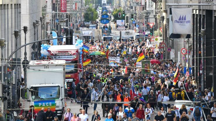 Eine erste große Kundgebung war von der Polizei wegen nicht eingehaltener Abstandsregeln aufgelöst worden. Foto: dpa