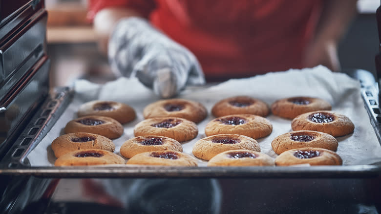 taking baked cookies out of the oven