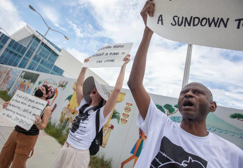 Kat Grimmett, Kat Duesterhaus y David Peery protestando durante una rueda de prensa sobre la Operación Alivio Térmico el lunes 29 de julio de 2024 en el Ayuntamiento de Miami Beach.