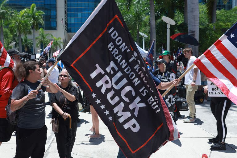 Seguidores de Trump en Miami, donde Trump compareció en un tribunal federal.(Foto: JOE RAEDLE / GETTY IMAGES NORTH AMERICA / Getty Images via AFP)