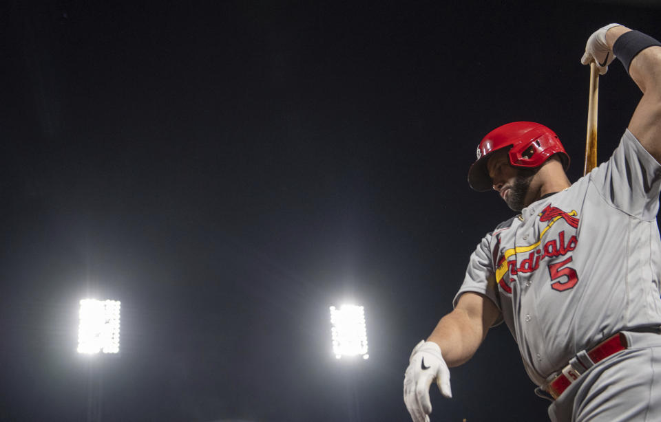 Albert Pujols de los Cardenales de San Luis calienta previo a un turno contra los Piratas de Pittsburgh, el 3 de octubre de 2022. (Emily Matthews/Pittsburgh Post-Gazette vía AP)