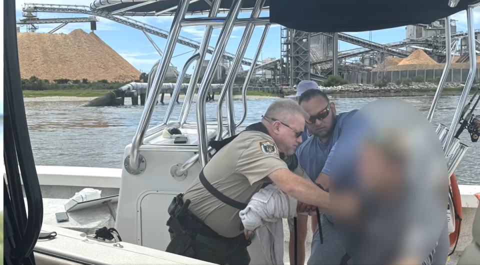 A deputy from the Nassau County Sheriff’s Office can be seen applying a tourniquet to the victim’s arm (Nassau County Sheriff’s Office)