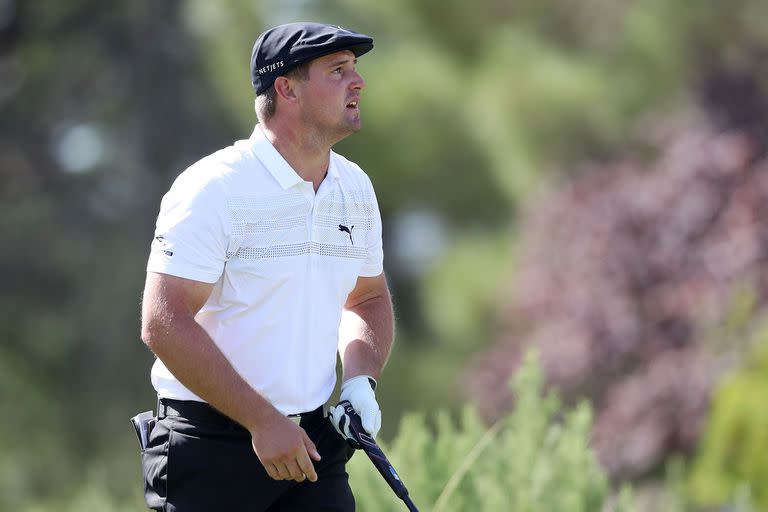 Bryson DeChambeau golpea su golpe de salida en el hoyo 9 durante la primera ronda del Abierto de Hospitales Shriners para Niños en TPC Summerlin