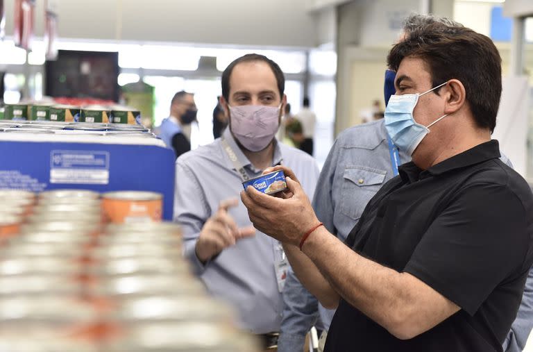 El intendente de La Matanza, Fernando Espinoza, durante un control de precios en un supermercado