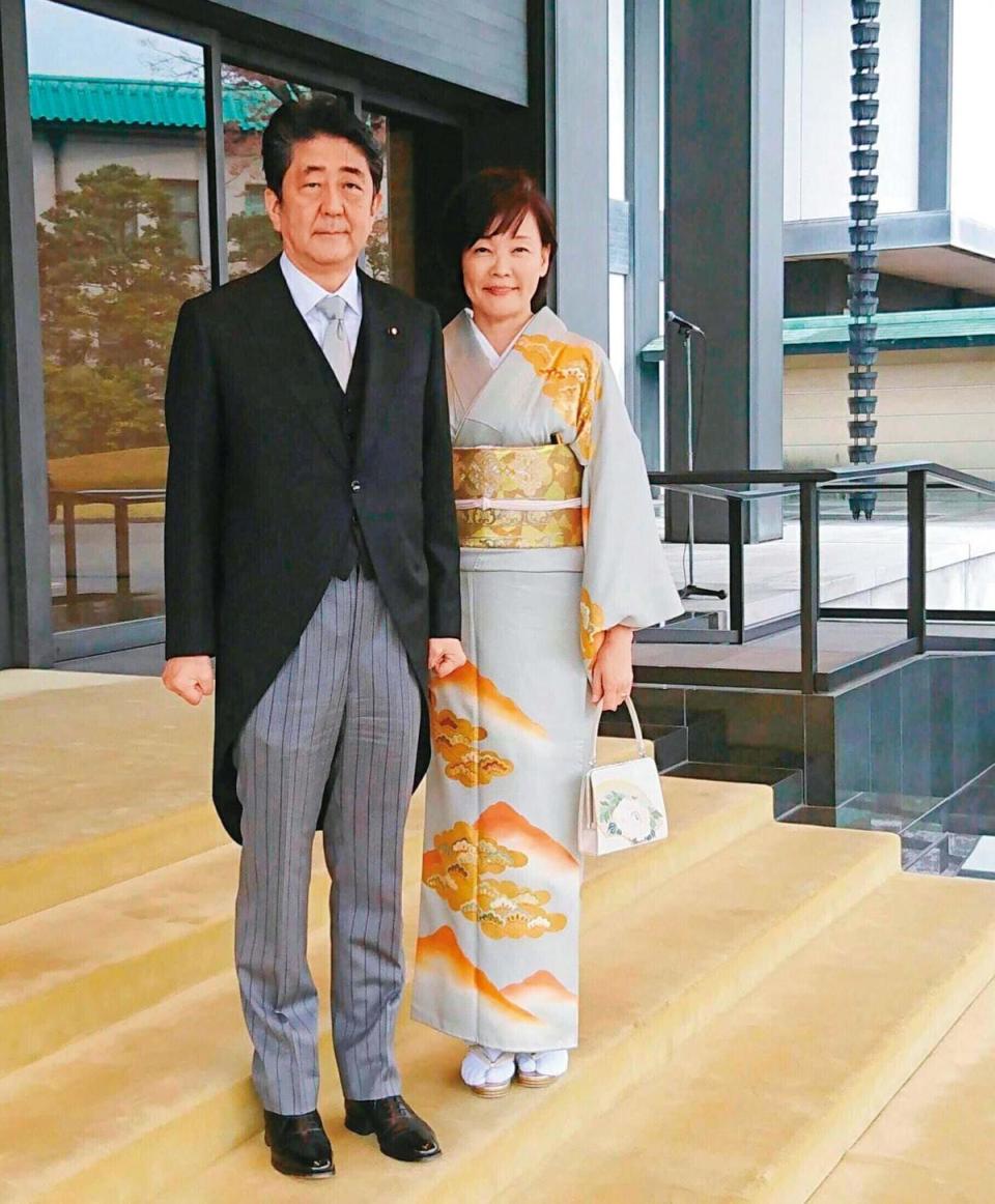 安倍晉三的妻子昭惠作風高調，與日本傳統政治家太太不同，夫妻感情甚篤，安倍昭惠不時會在臉書貼丈夫的生活照，還暱稱他「小晉」。（翻攝安倍晉三臉書）