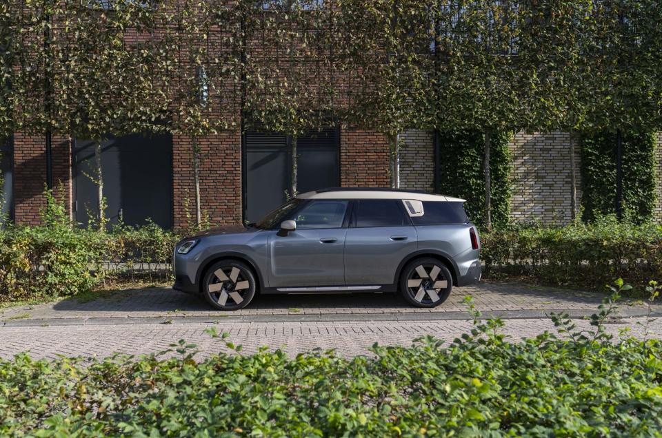 新世代 MINI Countryman 延續經典車身比例：短前懸、長軸距以及比例較大的輪圈，完美展現 MINI 品牌識別度。透過簡約的新設計語彙，為新世代 MINI Countryman 注入更多越野及運動感的風格。