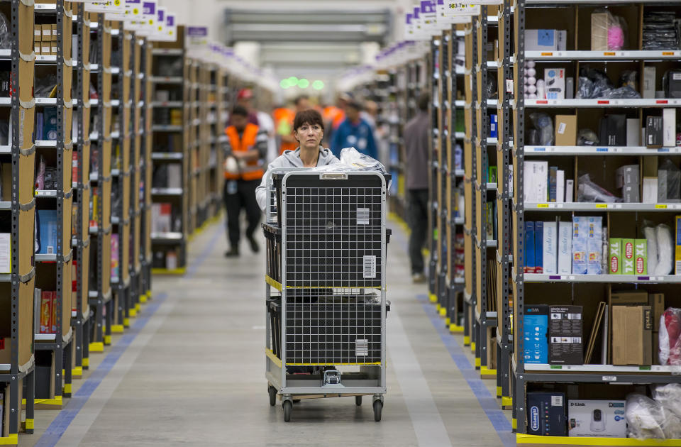 Trabajadores en un centro logístico de Amazon logistics en Alemania. Foto: REUTERS/Hannibal. 