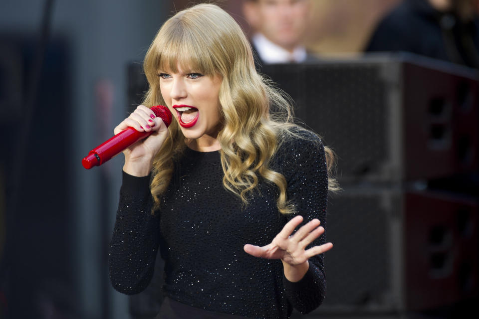 Taylor Swift performs on ABC's "Good Morning America" on Tuesday, Oct. 23, 2012 in New York. (Photo by Charles Sykes/Invision/AP)