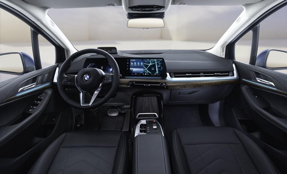 全新BMW 218i Active Tourer Luxury限量版導入備受矚目的全新BMW Operating System 9使用者介面，讓車主擁有更直覺的數位化體驗。搭配全新BMW進階數位服務，大幅提升整體情境氛圍的沉浸式用車體驗[新聞照片四] 極具辨識度的 C 型 LED 尾燈，不但承襲X家族的大膽風範，加上車身同色烤漆輪拱設計，打造超越級距的豪華跑格設定。