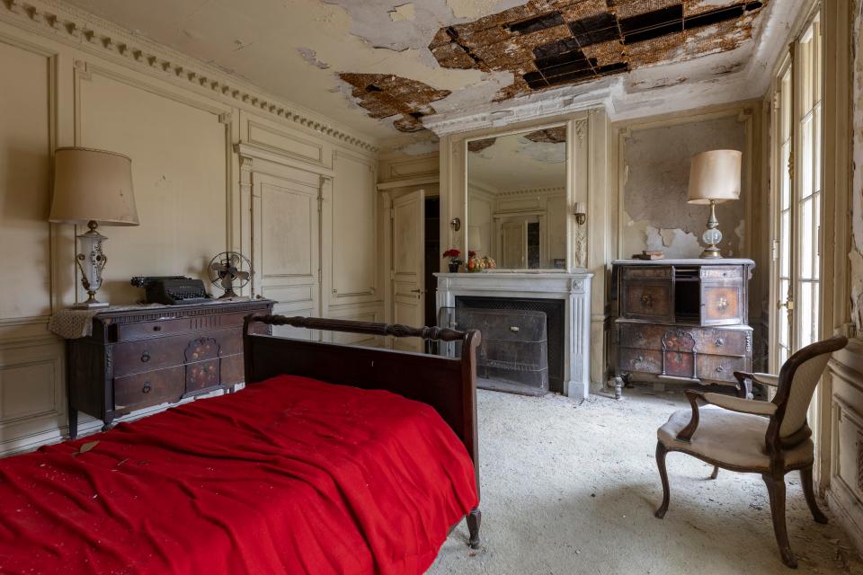 A bedroom in Lynnewood Hall as of 2019.