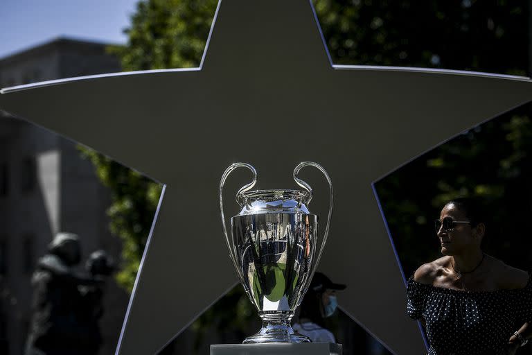El trofeo que todos quieren, hasta los transeúntes, será alzado por primera vez por Manchester City o por segunda ocasión por Chelsea.