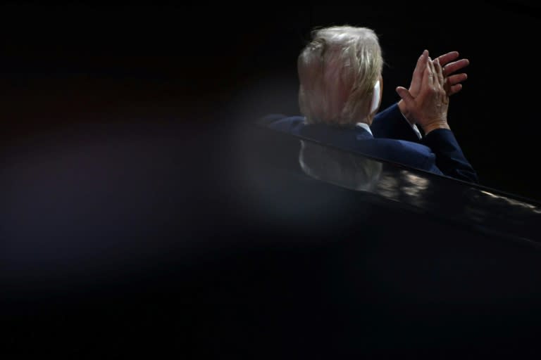 El candidato y expresidente estadounidense Donald Trump, con la oreja vendada, aplaude durante la Convención Nacional Republicana, en Milwaukee, Wisconsin, el 16 de julio de 2024 (Jim Watson)