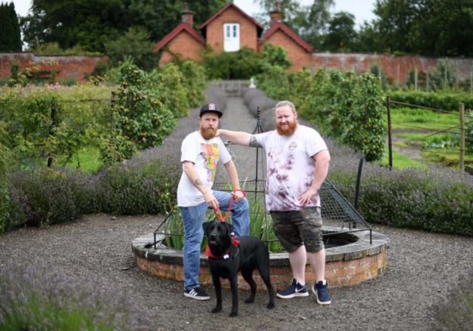 Esta vez, el novio y el padrino posan junto al perro de Alastair y Devon. Foto: Chris Peach/Cover Images