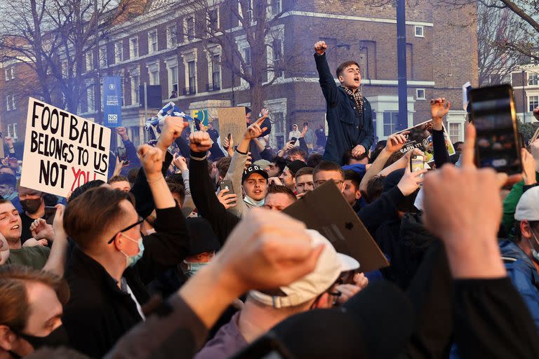 Fans del Chelsea protestan contra la decisión del club de ser incluidos dentro de la nueva Super Liga Europea