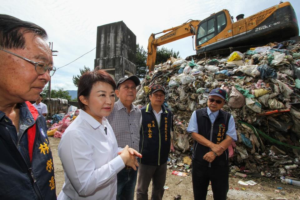 盧秀燕會勘福壽山垃圾轉運暫置場現況。   圖 : 台中市政府/提供