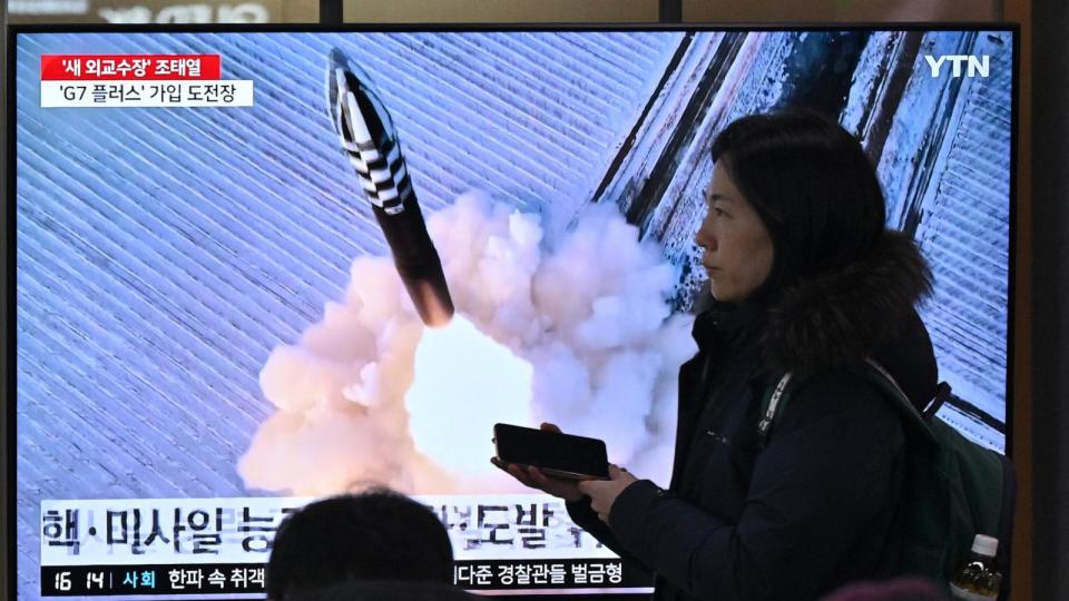 PHOTO: People watch a television screen showing a news broadcast with file footage of a North Korean missile test, at a railway station in Seoul on Jan. 14, 2024.  (Jung Yeon-je/AFP via Getty Images)