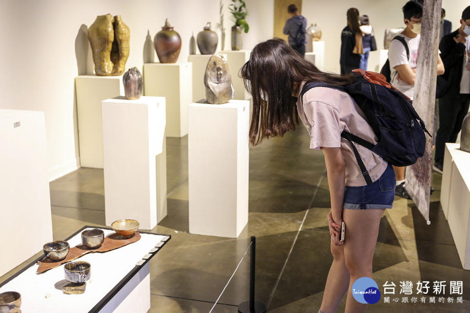 桃園市陶藝家聯展共有近70位作者、百餘件作品展出，呈現繽紛多樣的風貌。