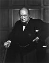 <p>Es ist wohl das berühmteste Politikerporträt der Geschichte: Yousuf Karsh fotografierte 1941 den britischen Premierminister Winston Churchill und schuf damit ein Jahrhundertwerk. Der Fotograf erklärte, das Bild habe sein Leben verändert. “Ich wusste schon, als ich es aufnahm, dass es ein wichtiges Bild war, aber ich hätte mir nicht erträumen können, dass es eines der am häufigsten reproduzierten Bilder der Geschichte der Fotografie werden würde.” (Bild: „Sir Winston Churchill” by Yousuf Karsh. Library and Archives Canada, e010751643 / cc-by-2.0/, ttps://creativecommons.org/licenses/by/2.0/legalcode) </p>