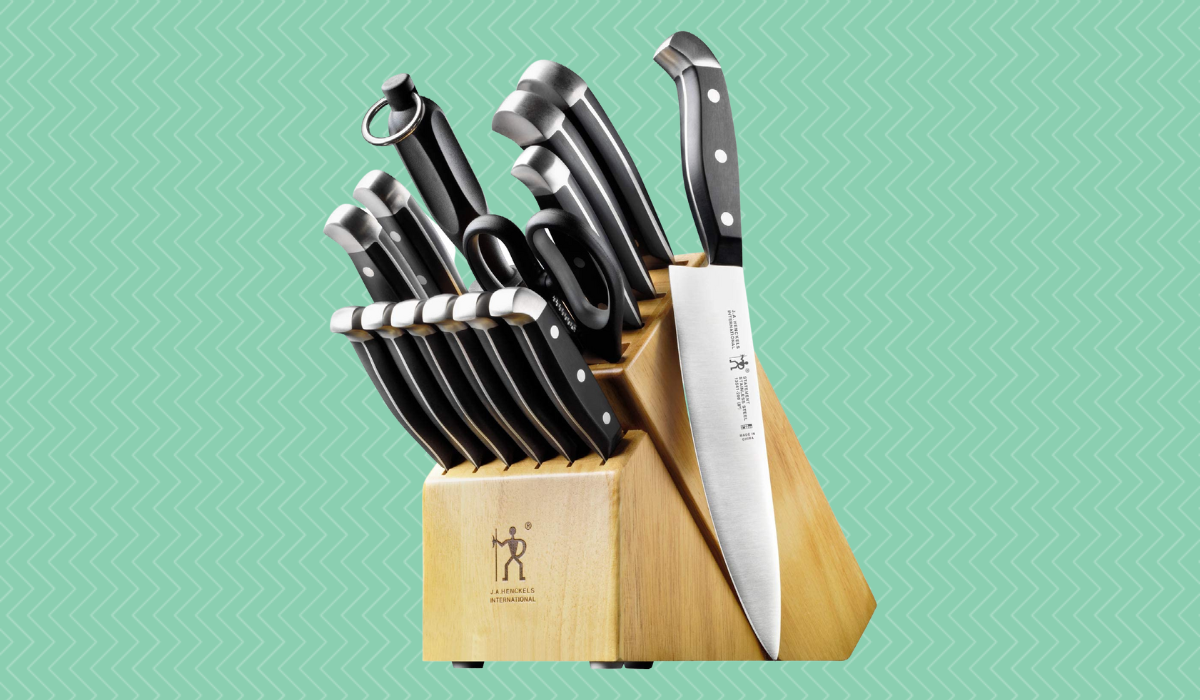 A 15-piece knife set in a wooden block.