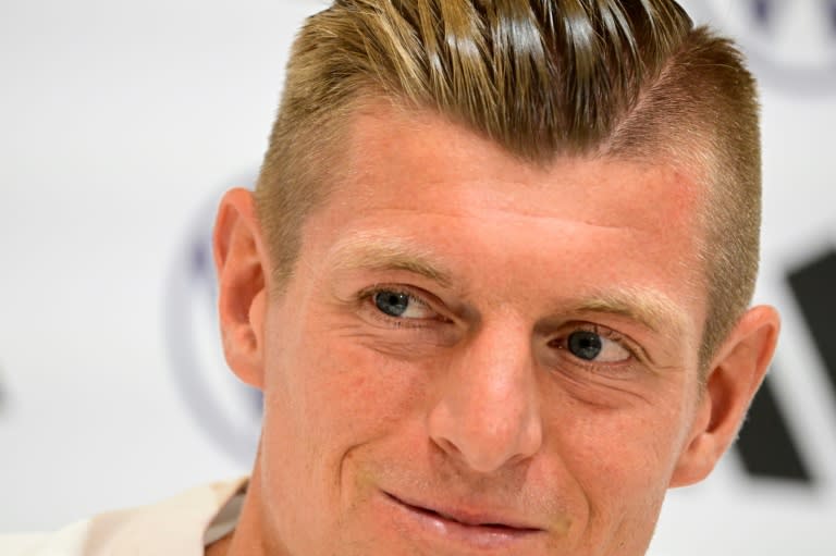 El centrocampista alemán Toni Kroos comparece ante los medios en el campo base donde la selección alemana prepara la Eurocopa, en la localidad bávara de Herzogenaurach el 11 de junio de 2024 (Tobias SCHWARZ)