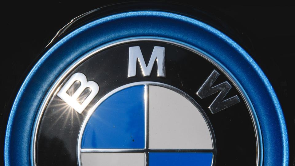 Auch der deutsche Autobauer BMW muss wegen fehlerhafter Airbags tausende Fahrzeuge in den USA zurückrufen.