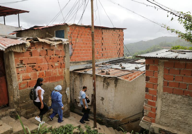 Foto del martes de médicos recorriendo la barriada de Las Mayas, en Caracas, en medio de la pandemia de coronavirus