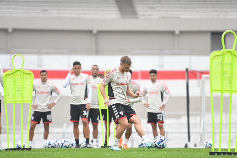 Lucas Beltrán encabeza unos trabajos tácticos en el Monumental