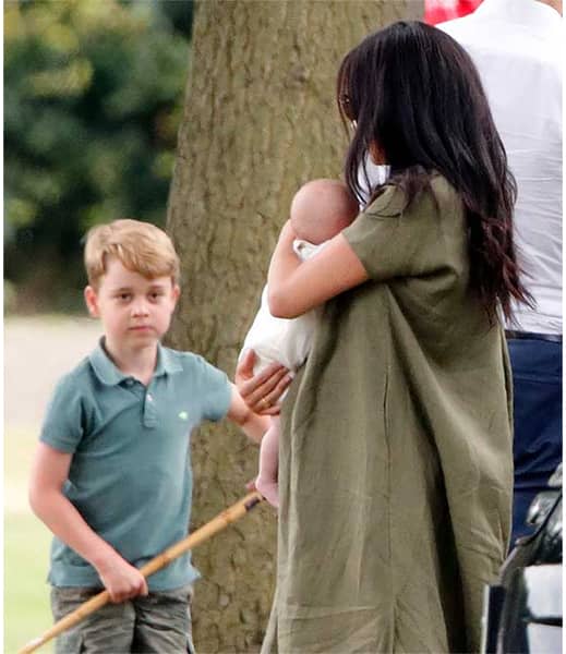 prince-george-looking-at-archie