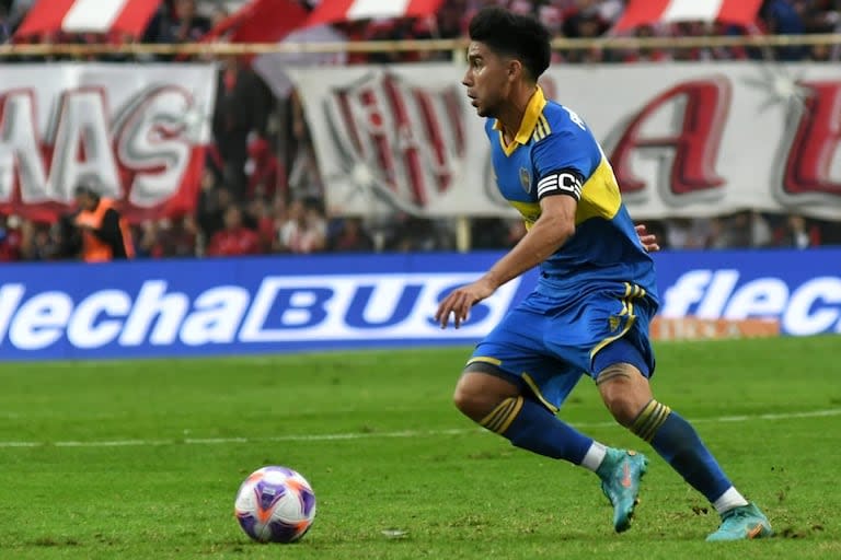 Pol Fernández, que anunció que no renovará su contrato con Boca, se paró de zaguero ante la lesión de Advíncula frente a Central Córdoba