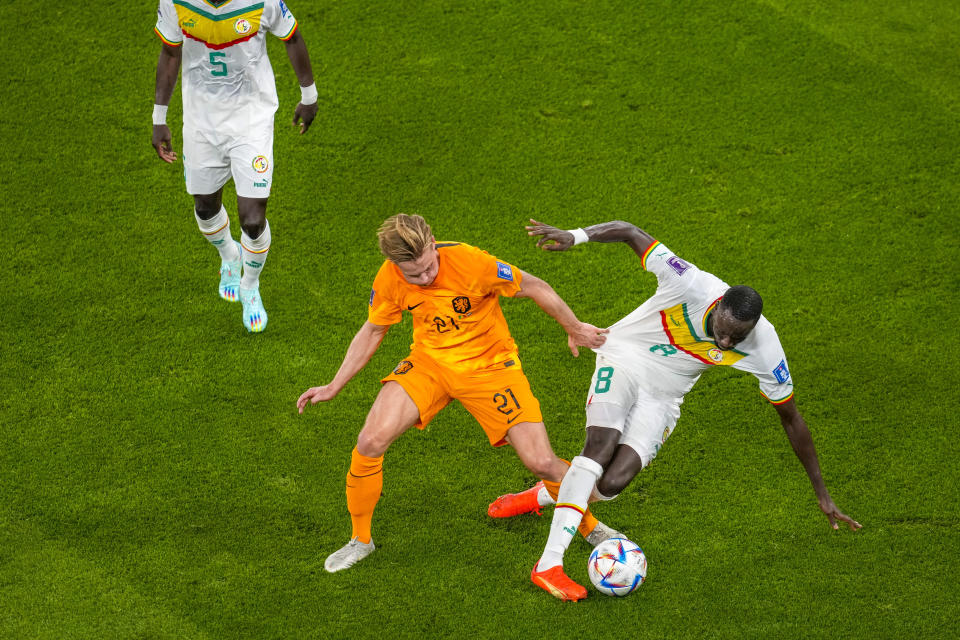 Frankie de Jong of the Netherlands , vies for the ball with Senegal's Cheikhou Kouyate during the World Cup, group A soccer match between Senegal and Netherlands at the Al Thumama Stadium in Doha, Qatar, Monday, Nov. 21, 2022. (AP Photo/Thanassis Stavrakis)