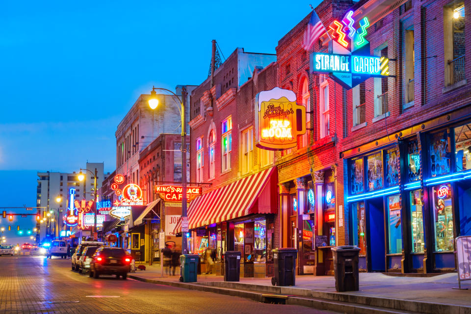 Fotos de coloridas cafeterías iluminadas en la noche del emblemático distrito de la música y el entretenimiento Beale Street en el centro de Memphis, Tennessee (Estados Unidos).