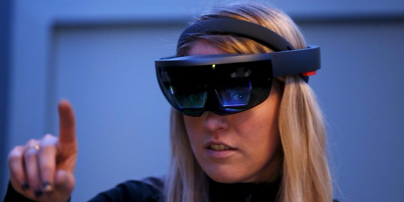 A Microsoft employee demonstrates HoloLens during the Microsoft Build 2016 Developers Conference in San Francisco, California March 30, 2016. REUTERS/Beck Diefenbach/File Photo