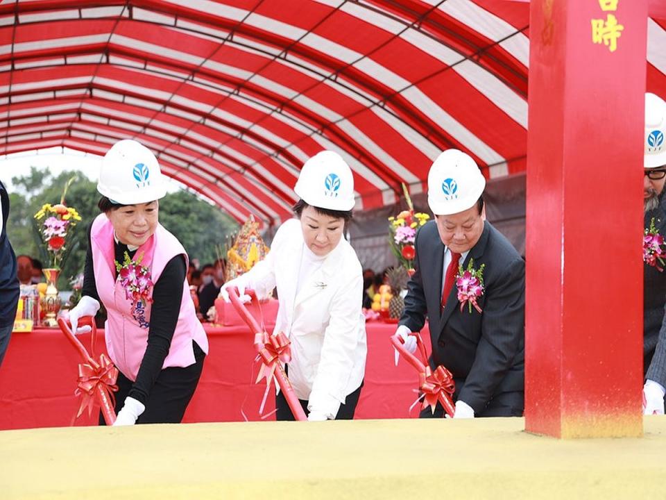 盧秀燕說感謝蘇院長在過去三年的付出與努力。（圖：中市府提供）