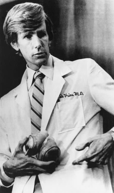 Le Dr William DeVries tient un cœur artificiel lors d\'une conférence de presse à Salt Lake City, le 27 janvier 1981.