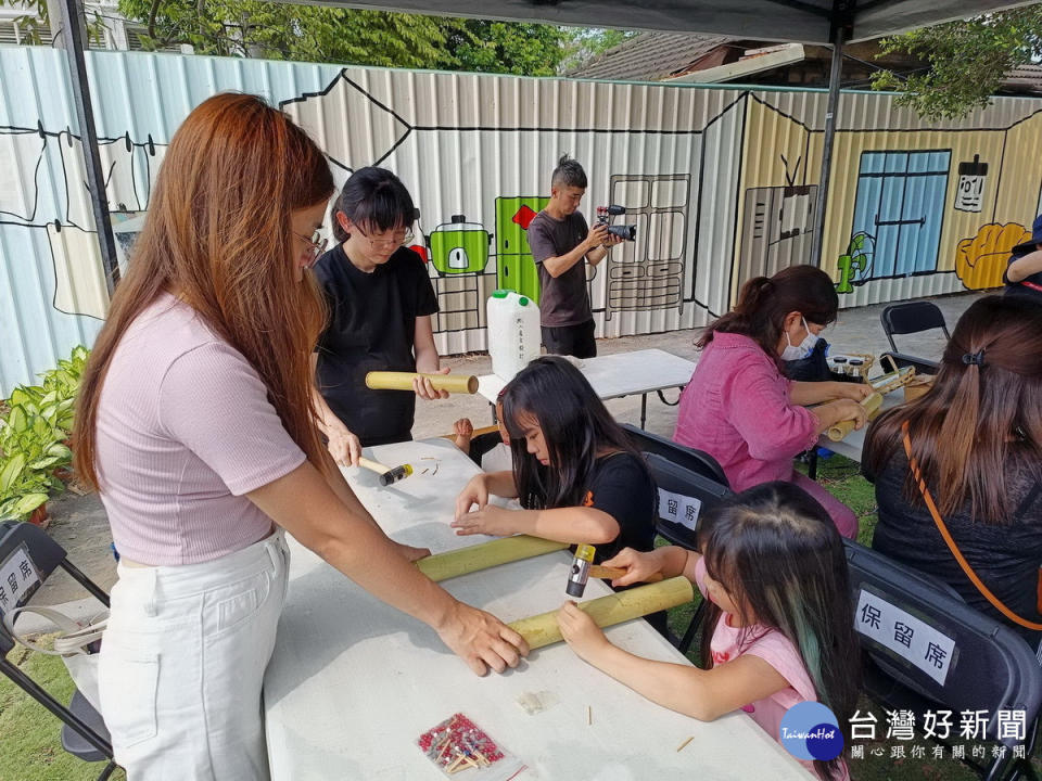 小朋友手作雨聲筒。（林業署南投分署提供）