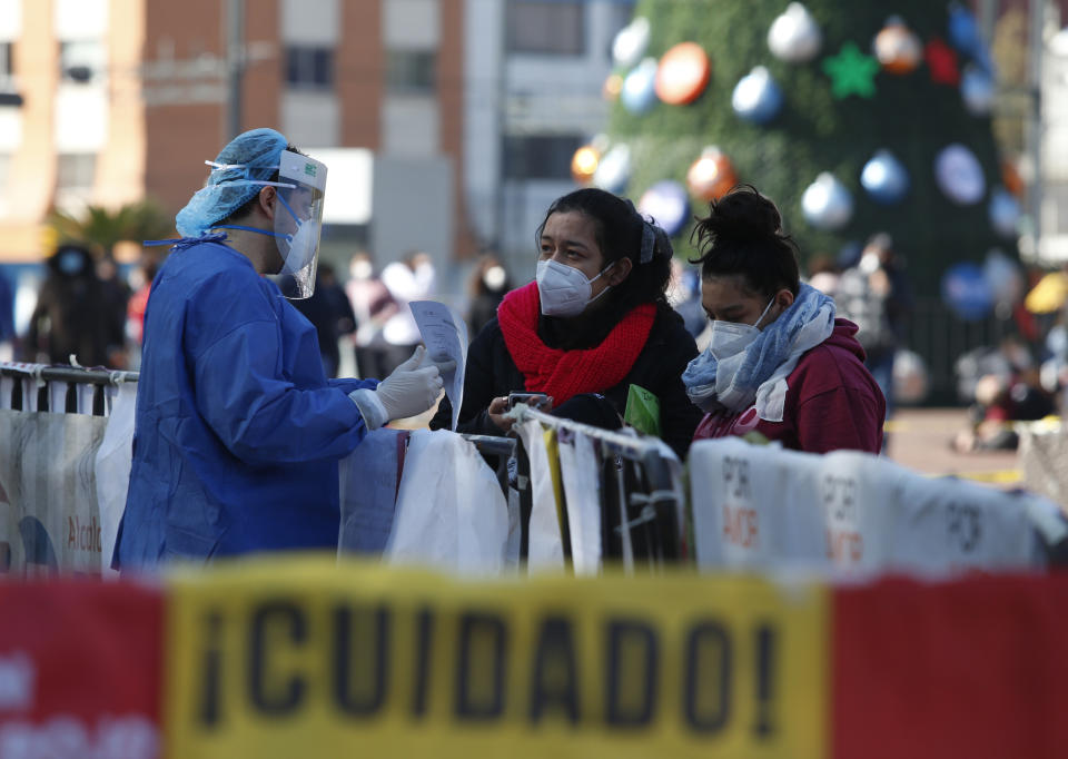 Un médico da el resultado de una prueba rápida de COVID-19 en un puesto establecido en la Ciudad de México, el sábado 26 de diciembre de 2020. La actividad económica de Latinoamérica podría crecer un 3,7% en 2021 a medida que los países flexibilicen las restricciones implementadas para controlar la pandemia de coronavirus, pero el repunte será muy débil y en un escenario negativo podría ser incluso menor al 2%, según un informe del Banco Mundial. (AP Foto/Ginnette Riquelme)