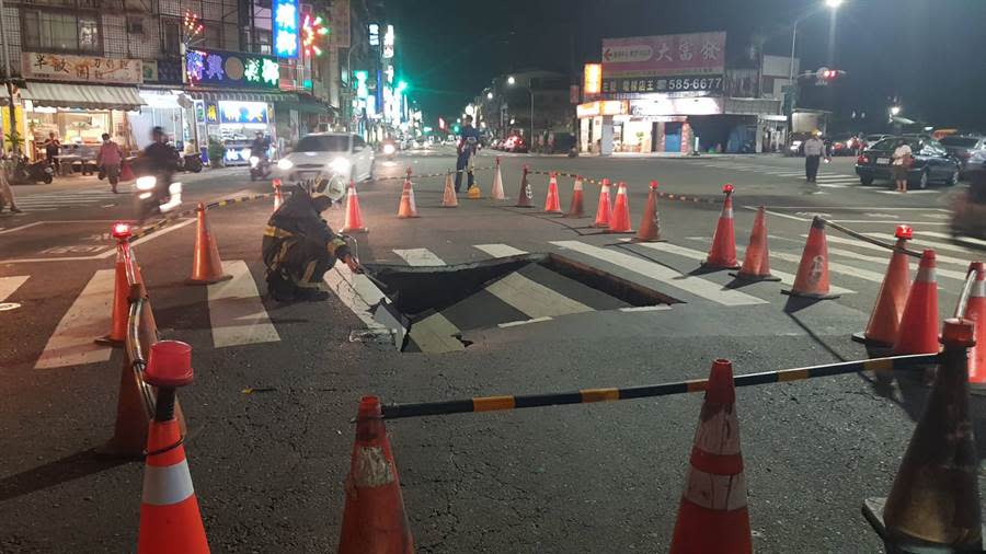 高雄市左營區左營大路、海功路口，27日下午5點多時路面突然塌陷。   圖：高雄市水利局提供