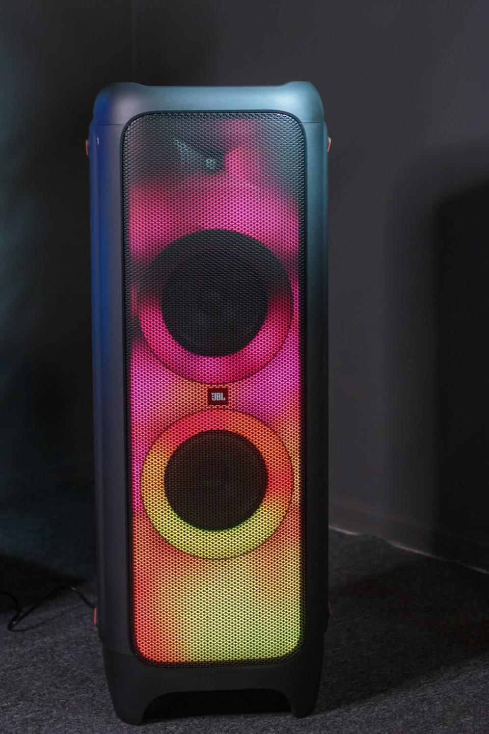A JBL PartyBox 1000 é a melhor caixa de som poderosa da marca (Imagem: Ivo/Canaltech)