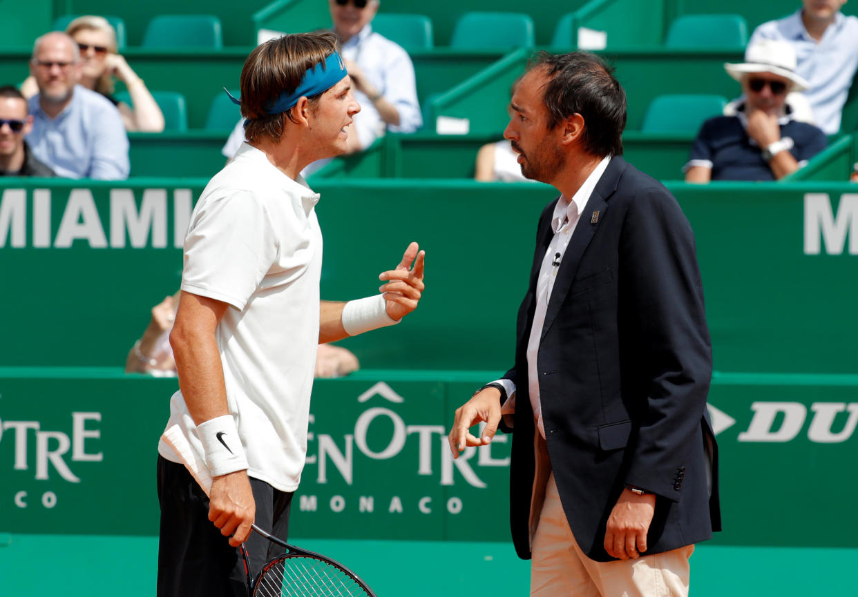 Tenis – ATP – Monte Carlo Masters – Monte-Carlo Country Club, Monte Carlo, Monaco – Jared Donaldson, número 51 del mundo discute con el umpire durante el Match contra Albert Ramos-Vinolas. Foto: REUTERS/Eric Gaillard