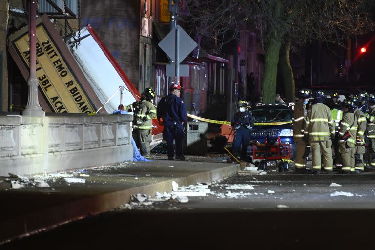 Los equipos de rescate frente al teatro Apollo en Belvidere, Illinois, después de que un tornado causara daños y lesiones durante un concierto, la noche del viernes 31 de marzo de 2023  (AP Foto/Matt Marton)