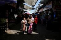 Los palestinos compran en un mercado del campo de refugiados de Beach en medio de la preocupación por la propagación de la enfermedad coronavirus (COVID-19), en la ciudad de Gaza