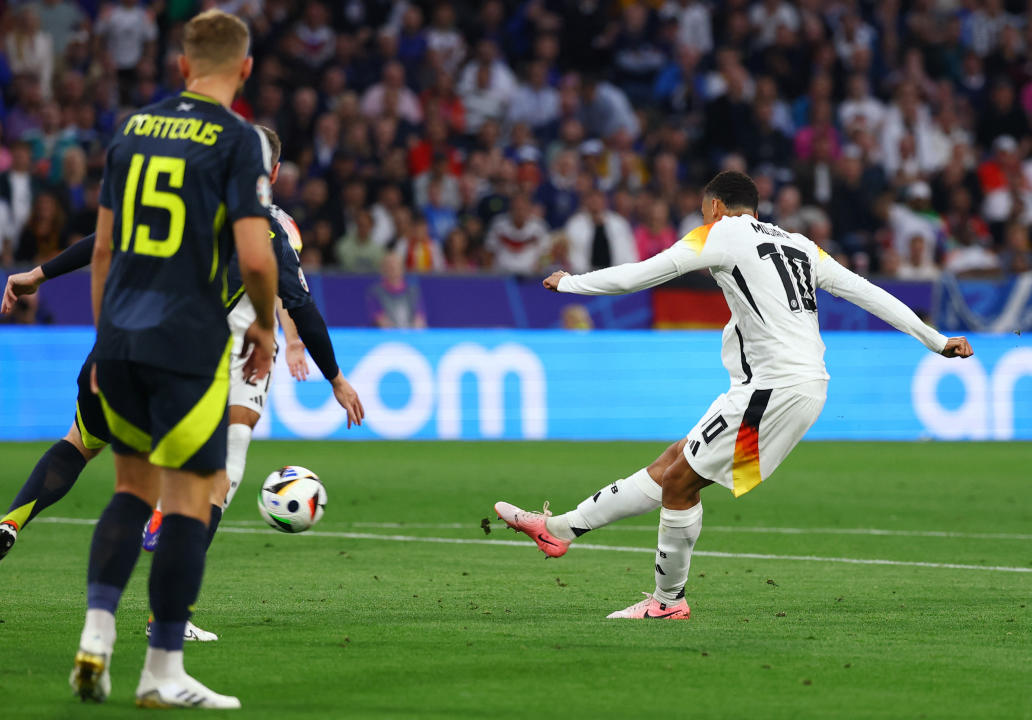 Jamal Musiala erzielt das frühe 2:0 für die deutsche Mannschaft. (Bild: Reuters)