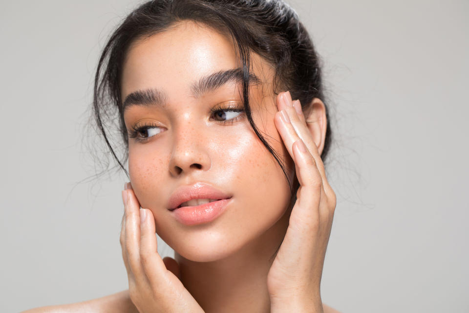 An woman in soft, glowy makeup