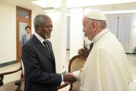 FILE PHOTO: Pope Francis greets Kofi Annan during a private audience at the Vatican November 6, 2017. Osservatore Romano/Handout via Reuters