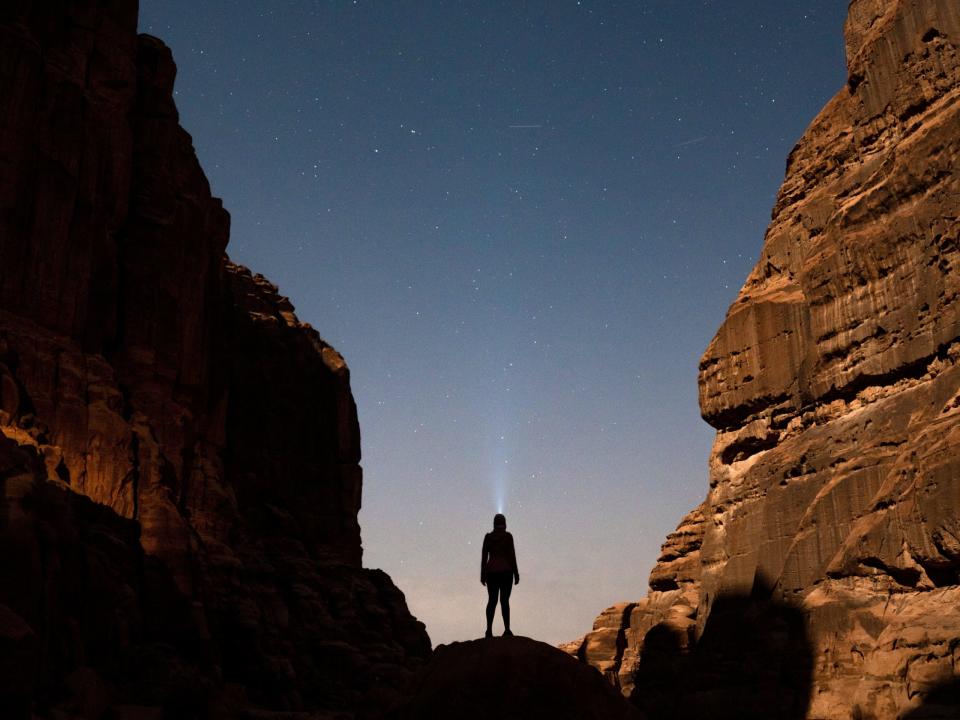 Das Bild zeigt eine nächtliche Ansicht der Berge in der Region im Nordwesten Saudi-Arabiens, in der Neom gebaut werden soll. - Copyright: GettyImages/Unsplash/Neom